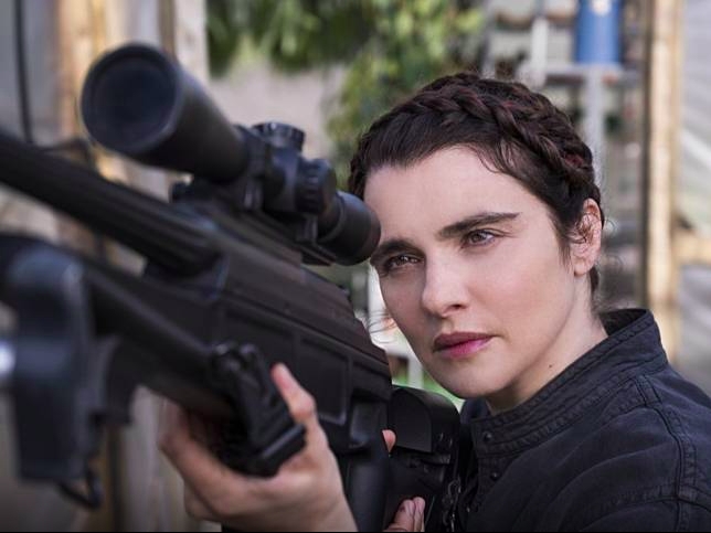 51 歲瑞秋懷茲《黑寡婦》絕世美顏，影迷驚：詹姆士龐德的老婆都不會老嗎？