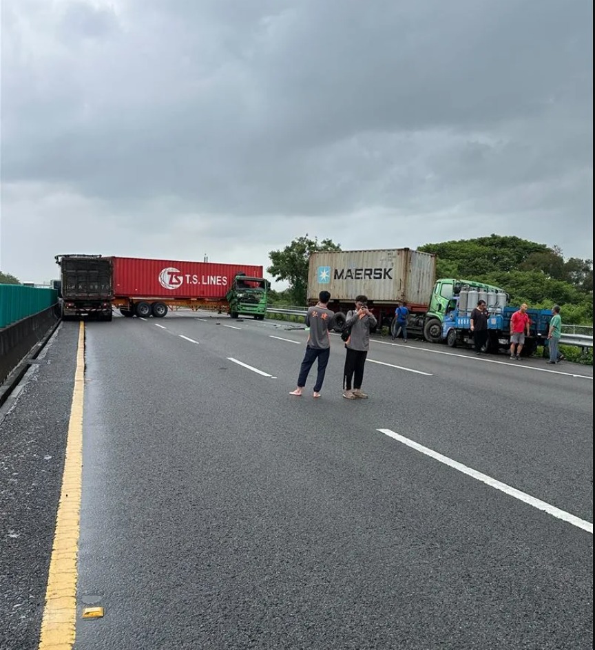 三輛大型聯結車與一輛貨車發生追撞，折甘蔗打橫佔據全線道。(圖／翻攝畫面)
