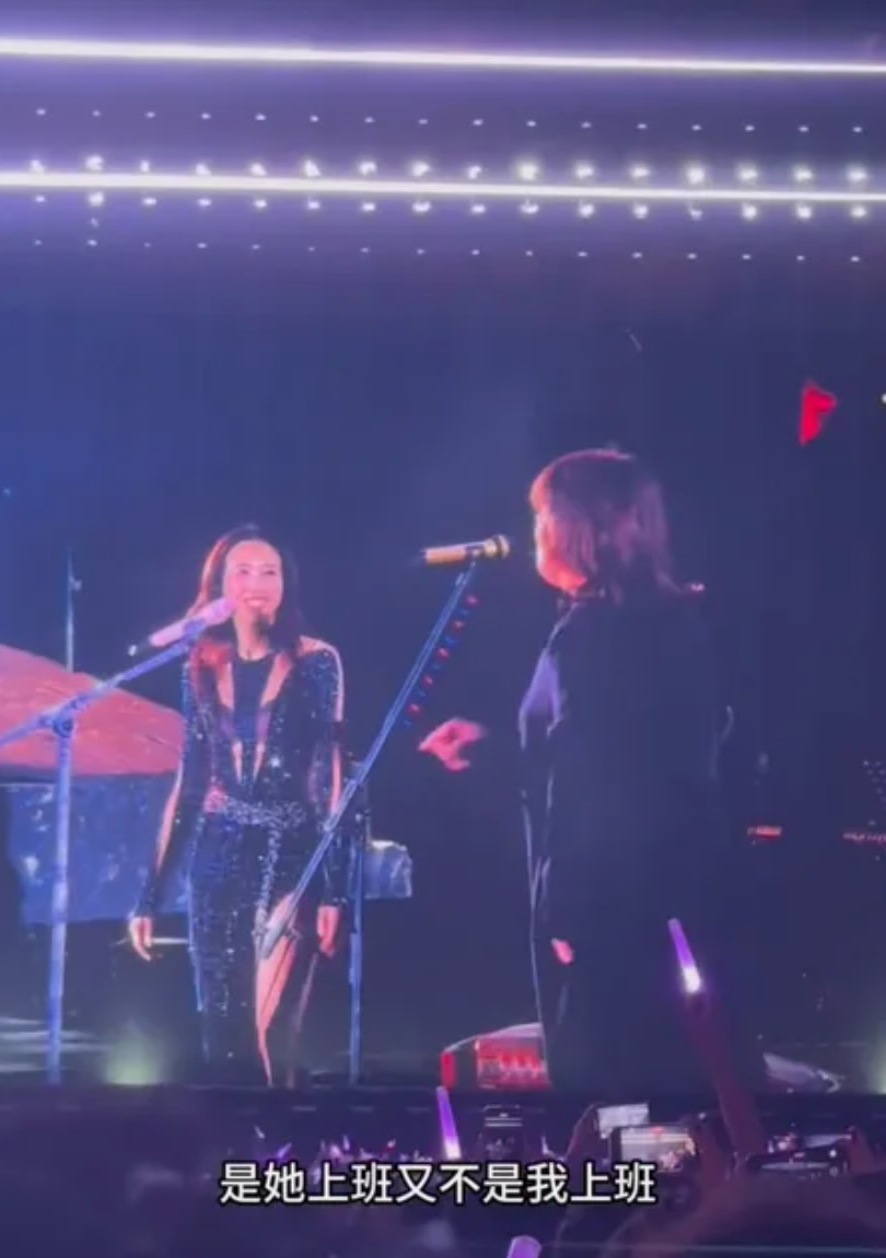 伍佰到莫文蔚演唱會被喊加班,他不忍大罵了。(圖/微博 娛營)