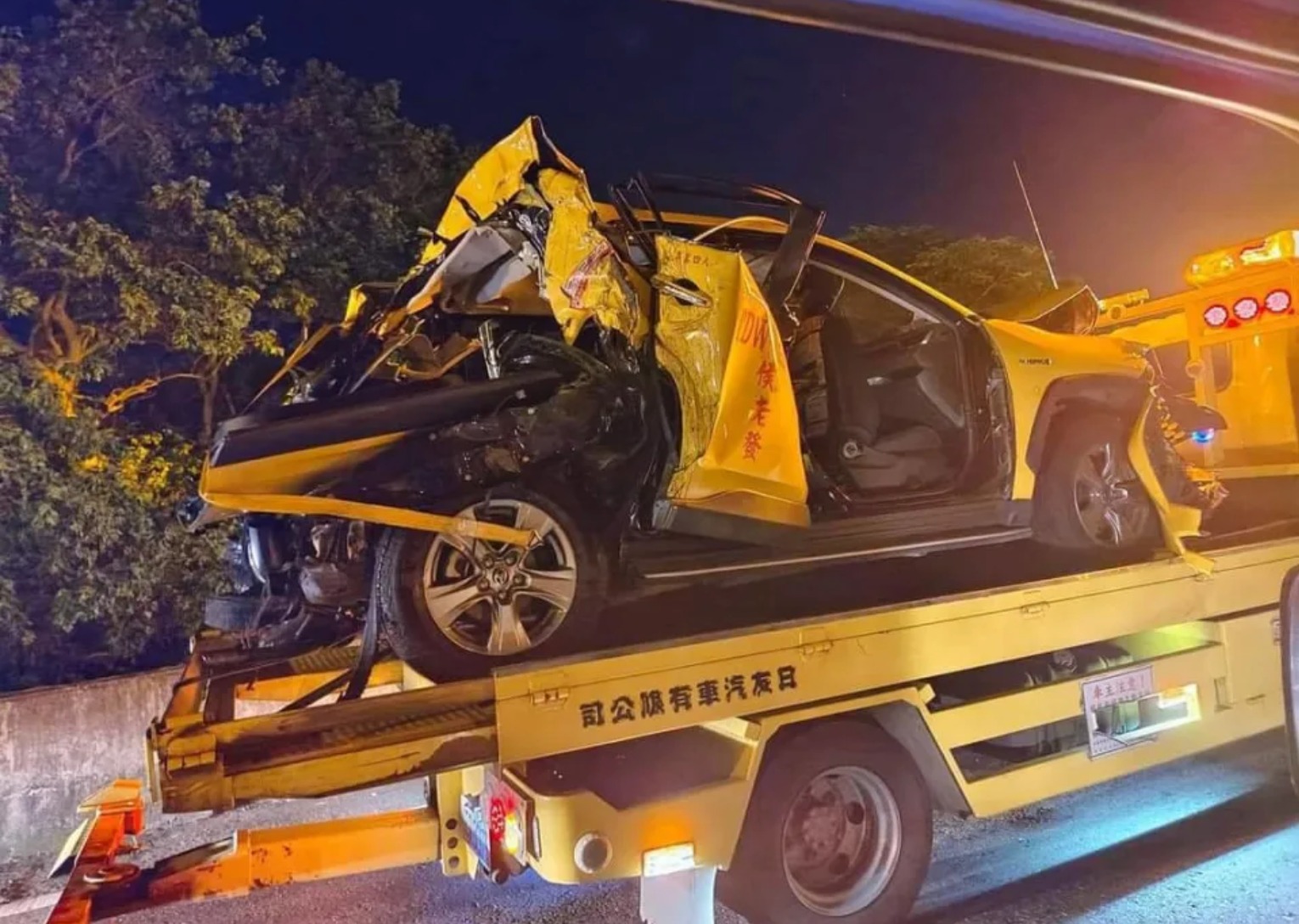 撞爛的小黃被工程車拖下國道。(圖/翻攝自記者爆料網)