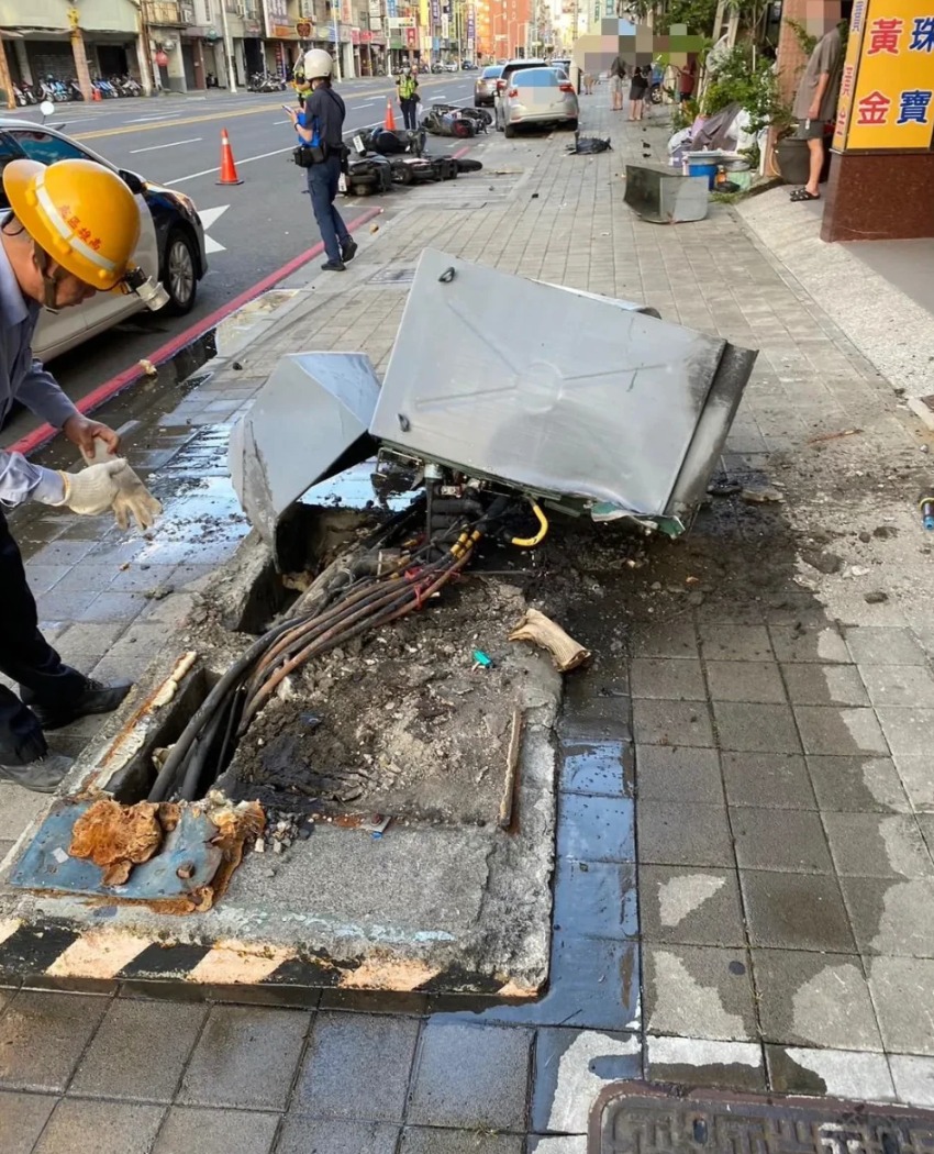 路邊變電箱遭撞毀。(圖/中天新聞)