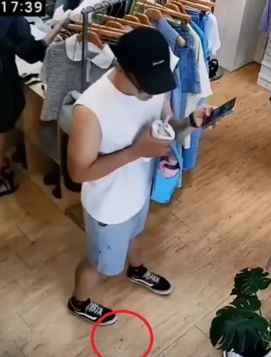 該名噁男在服飾店內鬧事,在店內不停亂吐粉圓在地上。(圖/中天新聞,原始來源社會事新聞影音)