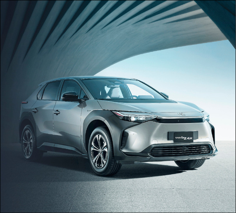 iRent推出首款純電休旅Toyota bZ4X租用,提供消費者體驗純電駕駛的選擇。(Toyota提供)