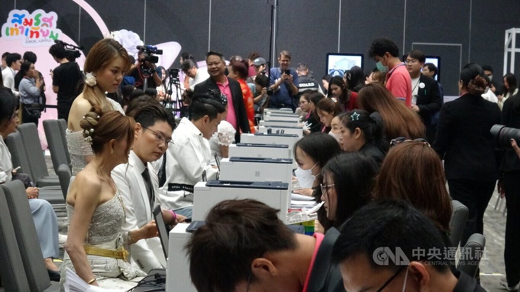 泰國同性婚姻法生效 首日上百對情侶登記結婚