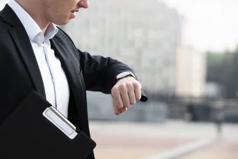 「打卡」的枷鎖:我們真的要被時鐘綁架一輩子嗎?