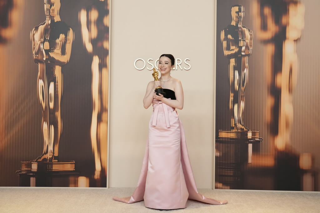 奧斯卡大爆冷！《艾諾拉》麥琪麥迪遜奪影后，擊敗黛咪摩兒