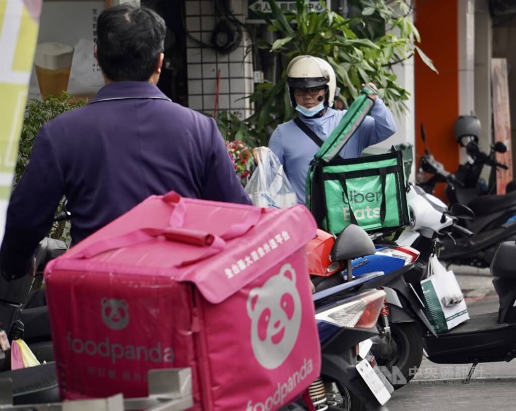 外送員不得抽菸嚼檳榔!新規上路,違規最高罰2億元