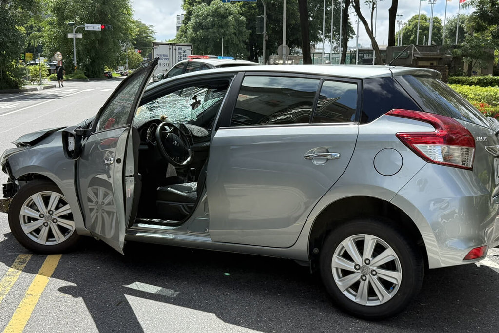 台南76歲婦人開車失控連撞29車　1死2傷　疑操作出錯釀禍