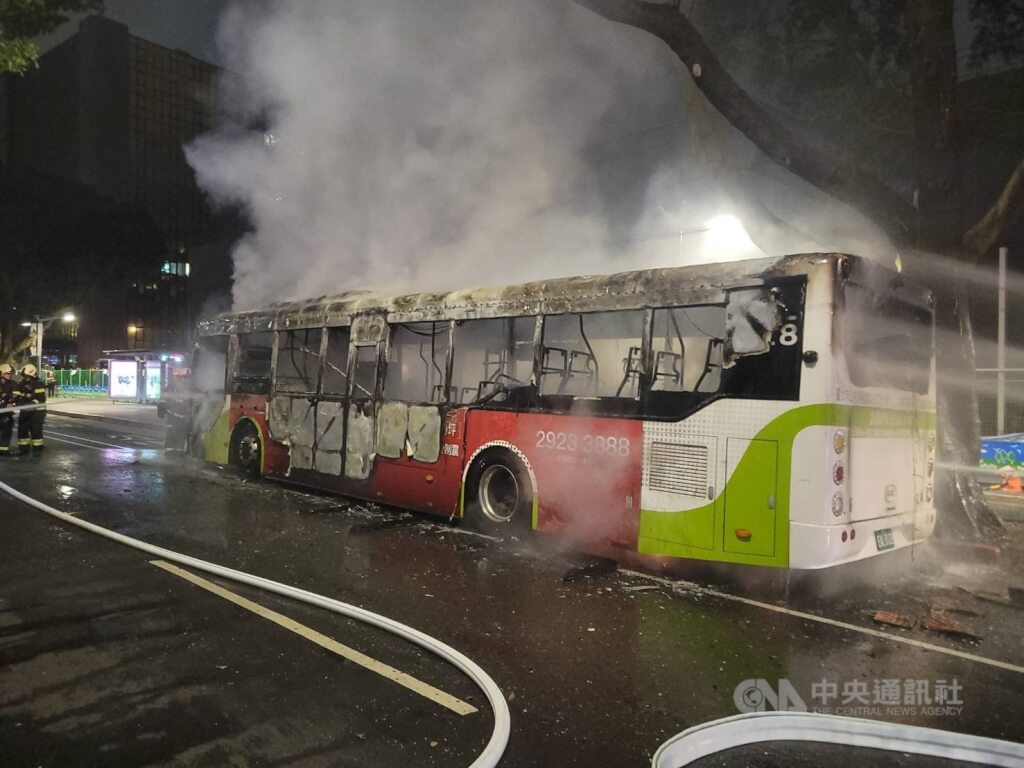 台北電動公車起火！電池疑故障釀禍　114輛同型車停駛檢查、全市858輛緊急安檢