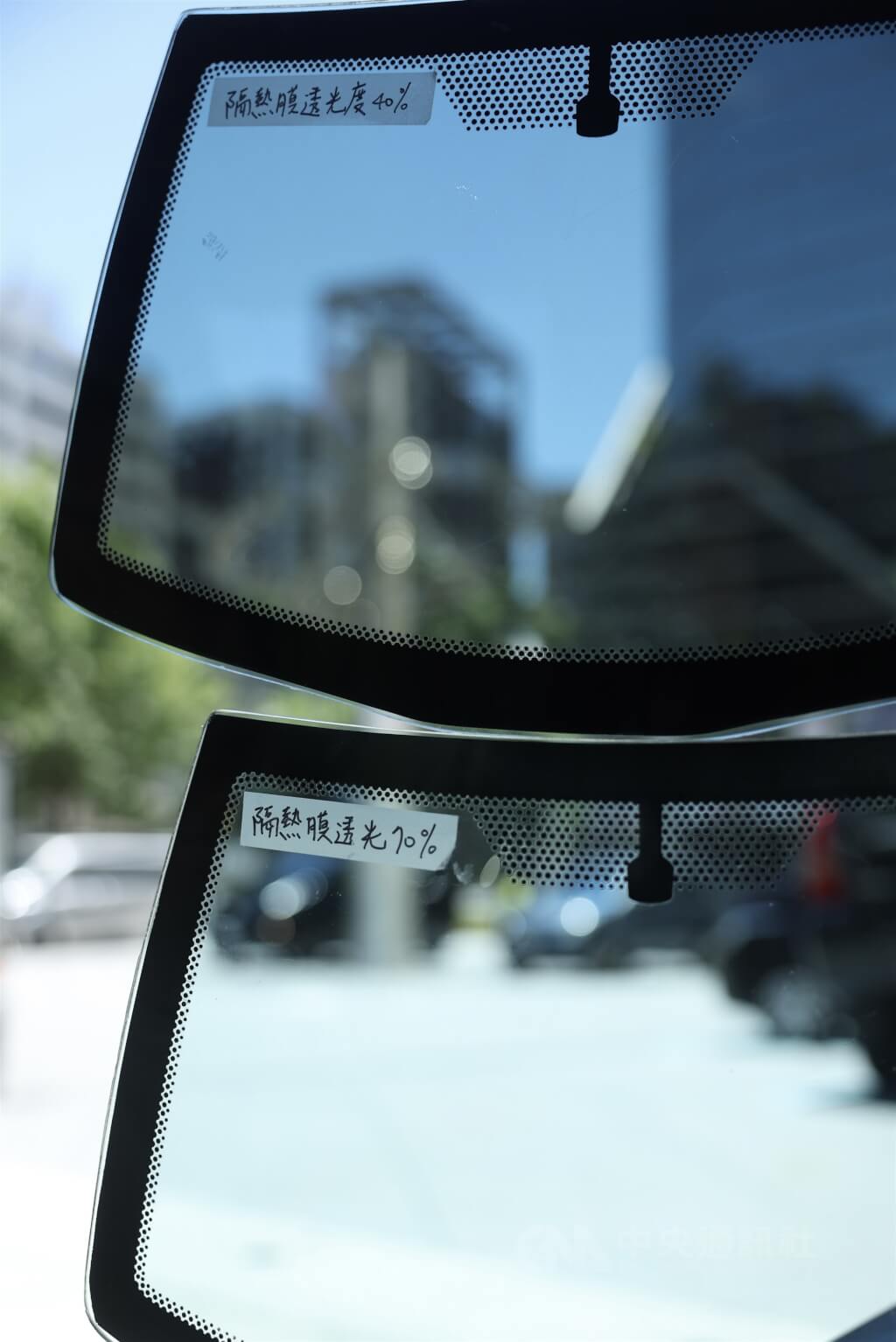 左為可見光透過率40%隔熱紙，右為可見光透過率70%隔熱紙。