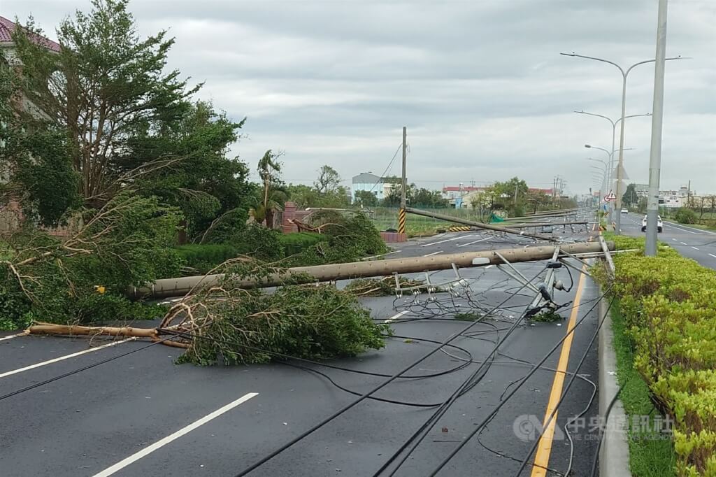 颱風丹娜絲重創西部釀2死502傷　超過40萬戶停電搶修中