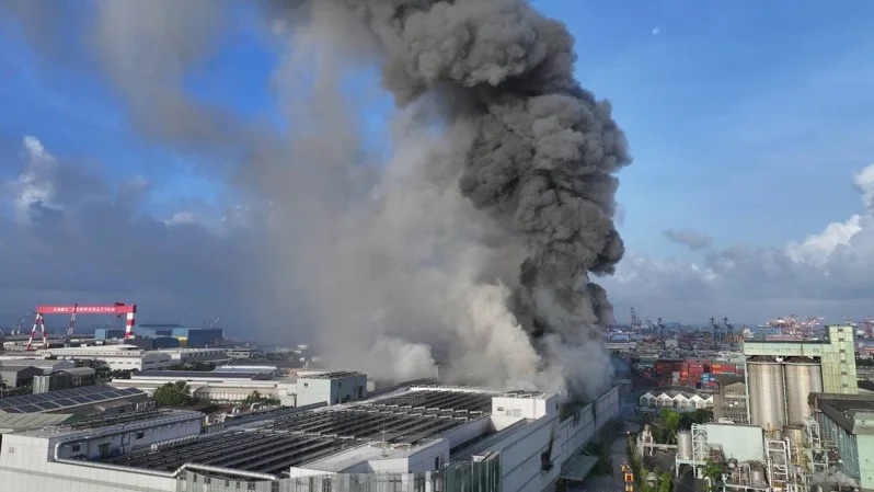 高雄鋰電池廠清晨大火！16人送醫　小港飄異味、空汙警報啟動