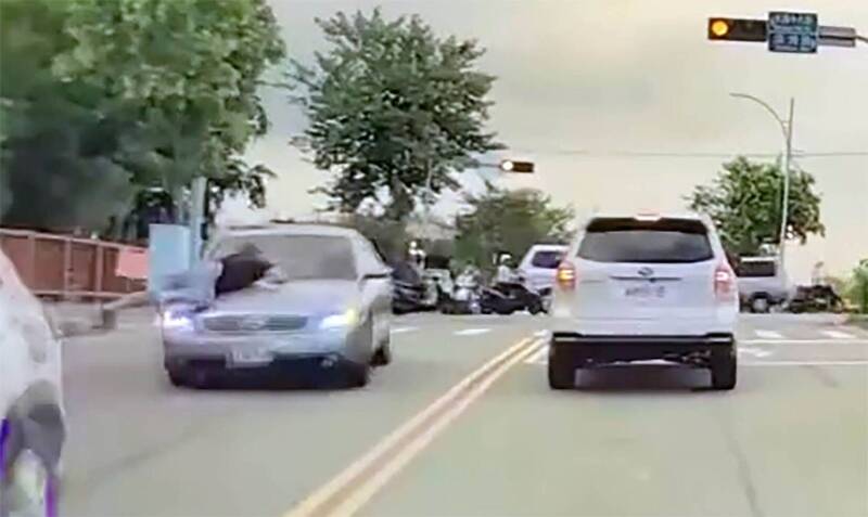 拚命阻詐！女子趴引擎蓋追車手 狂奔1公里摔落仍助警方逮人