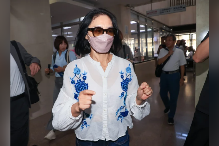 柯文哲政治獻金案 李文娟拒答30題庭上崩潰痛哭：偵查時被問太兇