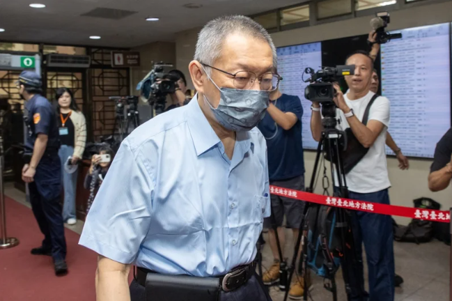 柯文哲政治獻金案 李文娟拒答30題庭上崩潰痛哭：偵查時被問太兇